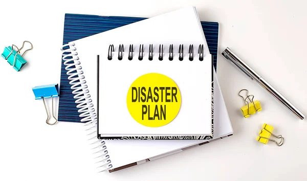 Beyaz Arkaplandaki Dizüstü Bilgisayarlarda Disaster Plan Metni Olan Etiket — Stok fotoğraf