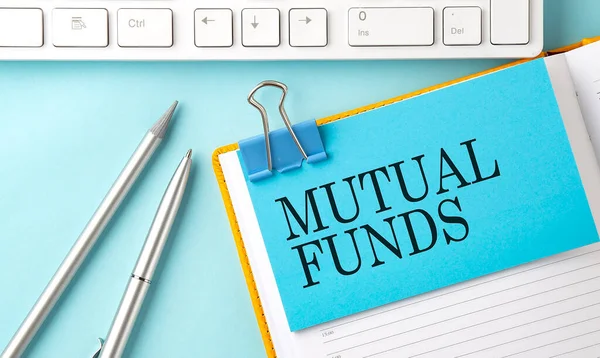 Mutual Funds Text Klistermärke Blå Bakgrund Med Penna Och Tangentbord — Stockfoto