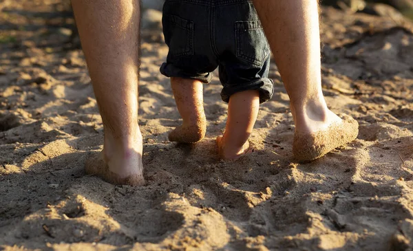 Großaufnahme Bild Vater Und Sohn Beine Gehen Meer — Stockfoto