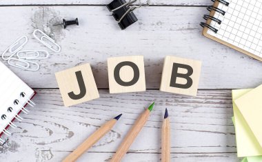 Ahşap blokta iş metni ve ahşap arka planda ofis araçları