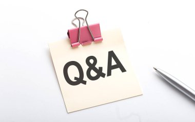 Beyaz arkaplanda kalemle yapıştırılmış Q ve A metni