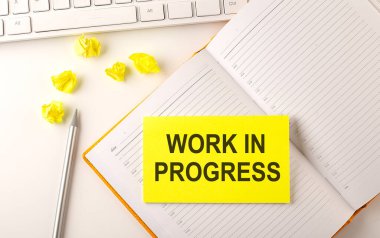 Günlük üzerinde klavye ve kalem ile ProgRESS metni üzerinde çalış