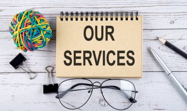 SERVİS 'imize ve ofis malzemelerimize mesaj atın. Yukarıdan bak. Beyaz arkaplanda yakın plan