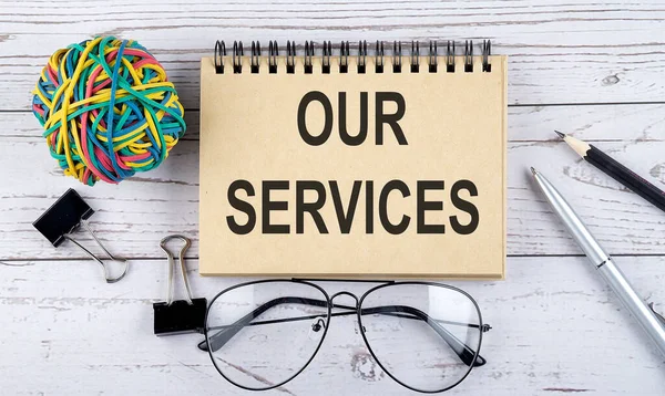 SERVİS 'imize ve ofis malzemelerimize mesaj atın. Yukarıdan bak. Beyaz arkaplanda yakın plan
