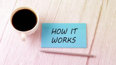 Mavi etiket üzerinde kahve ve kalemle nasıl çalıştığını