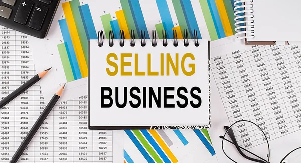 テキストでノートブックを閉じます販売ビジネス ビジネスコンセプトイメージをチャートの背景に表示 — ストック写真