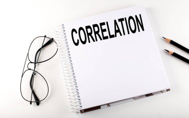 Metin CORLATION ile not. Beyaz arka plan. İş dünyası
