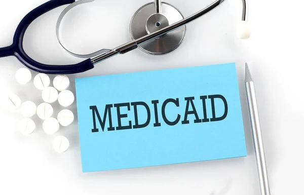 Medicaid 테이블에 청진기 — 스톡 사진