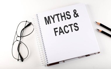 MİTHS ve FACTS yazılı not. Beyaz arka plan. İş dünyası