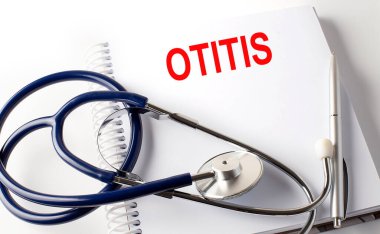 Kalem ve steteskoplu metin OTITIS defteri, tıbbi