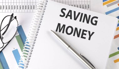 Çizelgede para biriktirme metni, kalem ve bardaklar, iş