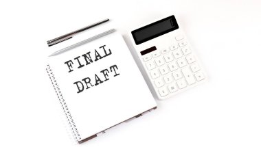 Hesap makinesi ve kalem ile FINAL DRAFT metin ile not. Beyaz arka plan. İş konsepti