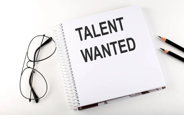 Blocco Note Con Testo Talent Wanted Sfondo Bianco Affari — Foto Stock