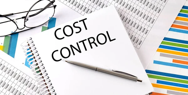 Cuaderno Con Texto Control Costes Diagrama Fondo Blanco Negocios — Foto de Stock