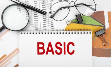 Diyagramda beyaz not defterine BASIC 'i yaz. İş konsepti