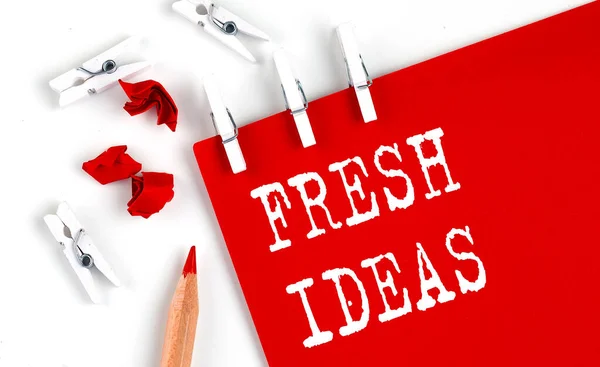 红色纸上的Fresh Ideas文字 白色背景上有办公工具 — 图库照片
