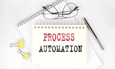 Not defterine kalem, ataç ve gözlük ile AUTOMATION metni yazıyoruz.