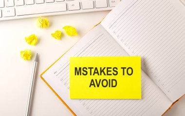 Klavye ve kurşun kalemle günlük üzerindeki etikette 