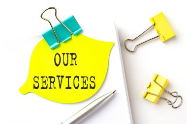 Beyaz arkaplandaki dizüstü bilgisayarlara bizim SERVICES metnimizi yapıştıran etiket
