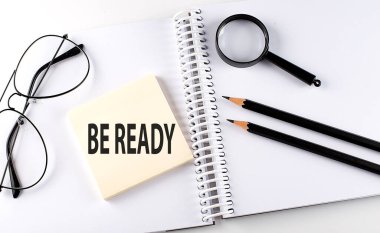 Not defterinde, kalemler, büyüteçler ve gözlüklerle, kelime hazır olsun.