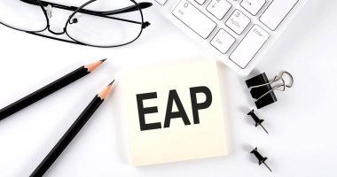 Klavye, kalem ve ofis araçlarıyla etiketli metin EAP