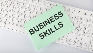 Klavyedeki kart üzerinde İŞ SKILLS metni, iş