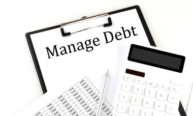 Dizin üzerindeki DEBT metnini beyaz arkaplanda çizelge ve hesap makinesiyle yönet