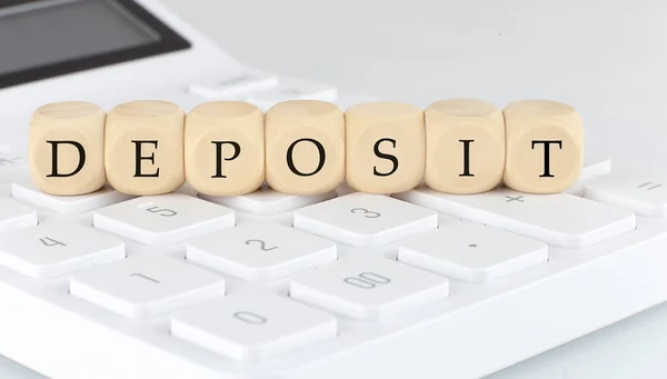 木製のキューブは 計算機上のテキストDeposit ビジネス — ストック写真