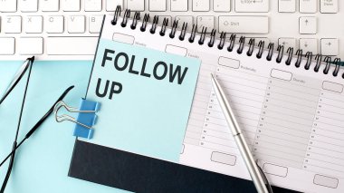 FOLLOW UP metin üzerinde mavi etiket planlama ve klavye, mavi arkaplan