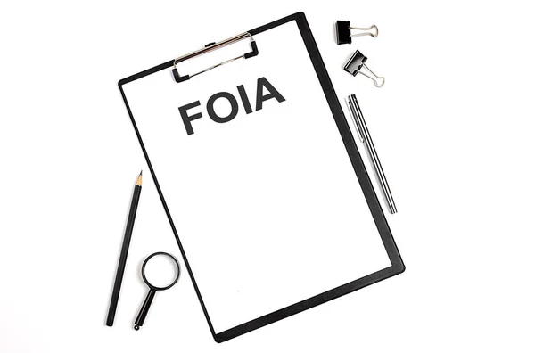 テーブルの上の情報法Foiaの自由と紙 — ストック写真