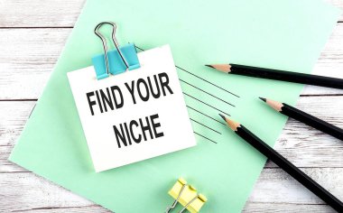 Metin, ahşap zemin üzerinde kalemler ile kısa notta NICHE 'nizi bulun