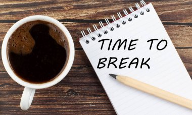 Defterde, tahta arka planda kahveyle metni kırma zamanı.