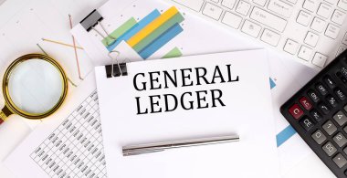Genel LEDGER metin beyaz kağıt üzerinde grafik kağıt, klavye ve hesap makinesi ile ışık arkaplan
