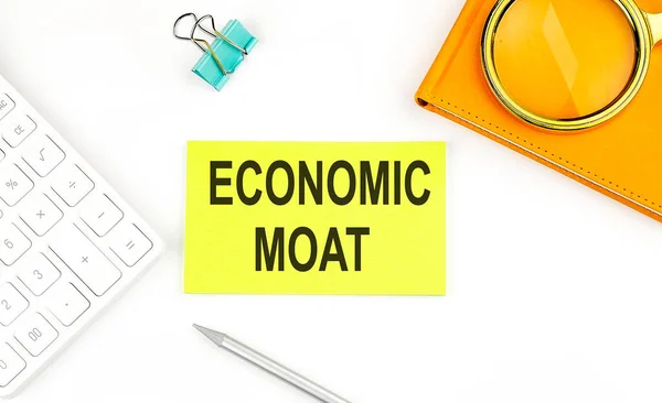 Sticker Met Tekst Economische Moat Witte Achtergrond Buurt Van Rekenmachine — Stockfoto