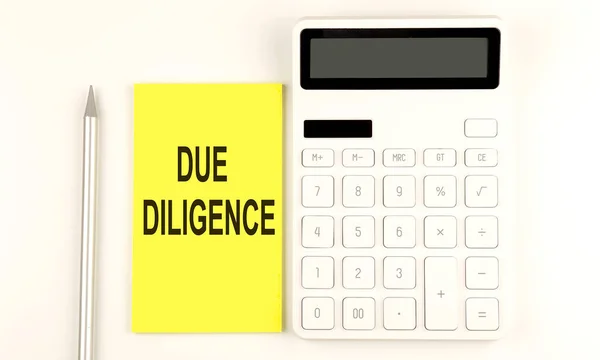 Text Due Diligence Yellow Sticker Next Pen Calculator — Stock Photo, Image