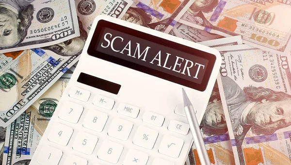 Scam Alert Texte Sur Calculatrice Affichage Sur Fond Dollars — Photo