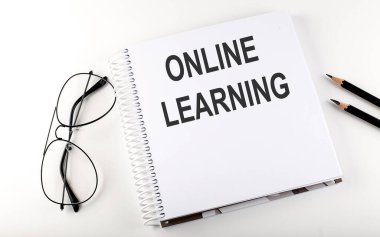 Mesajlı not: Online Leeds. Beyaz arka plan. İş dünyası