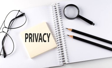 Kelime Özelliği Defterde hasta, Kalemler, büyüteç ve gözlüklerle