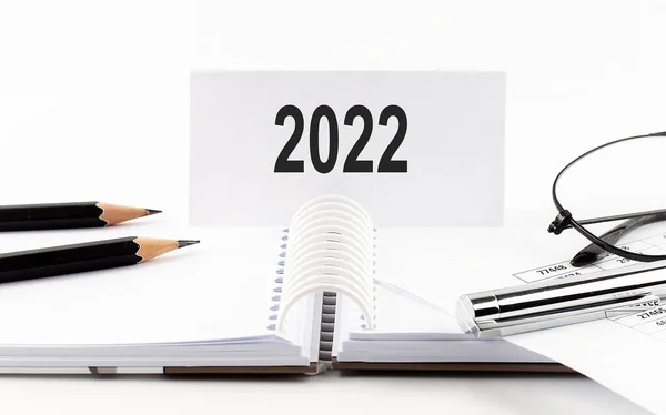 Tekst 2022 Karcie Papierowej Piórze Ołówki Okulary Dokumentacja Finansowa Stole — Zdjęcie stockowe