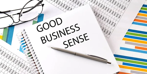 テキスト付きノート Good Business Sense 図と白の背景 — ストック写真