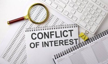 Not defterine klavye ve planlama ile yazılmış INTEREST MÜKEZİ metni