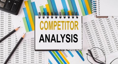 Bir dizüstü bilgisayarını metin COMPETITOR ANALYSIS ile kapat, grafikte iş konsepti resmi
