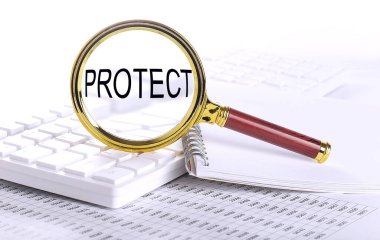 Grafikteki klavye üzerindeki büyüteçle PROTECT sözcüğü