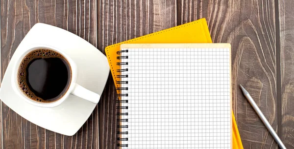 Weiße Tasse Heißen Kaffee Und Notizbuch Auf Holztisch Kopierraum — Stockfoto