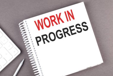 Hesap makinesi ve kalemle dizüstü bilgisayarda PROGRESS metninde çalış