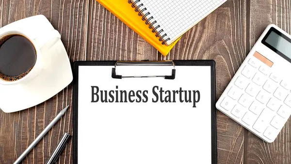 Business Startup Tekst Papier Met Koffie Rekenmachine Notebook Ondernemingen — Stockfoto