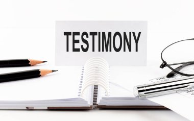 Kağıt kart, kalem, kalem, gözlük, masadaki mali belgeler üzerine TESTIMONY metni - iş konsepti