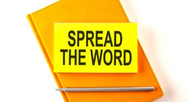 Metin, sarı not defterindeki çıkartmaya kelimeyi dağıt