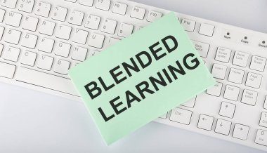 Klavyedeki kartta BLENDED ÖĞRENME metni