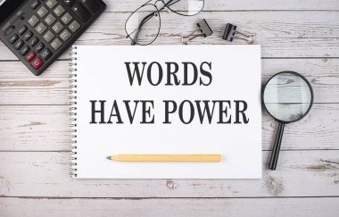 Metin sözcüklü boş defter hesap makinesi ve ofis araçları ile beyaz arkaplan üzerinde güç var.